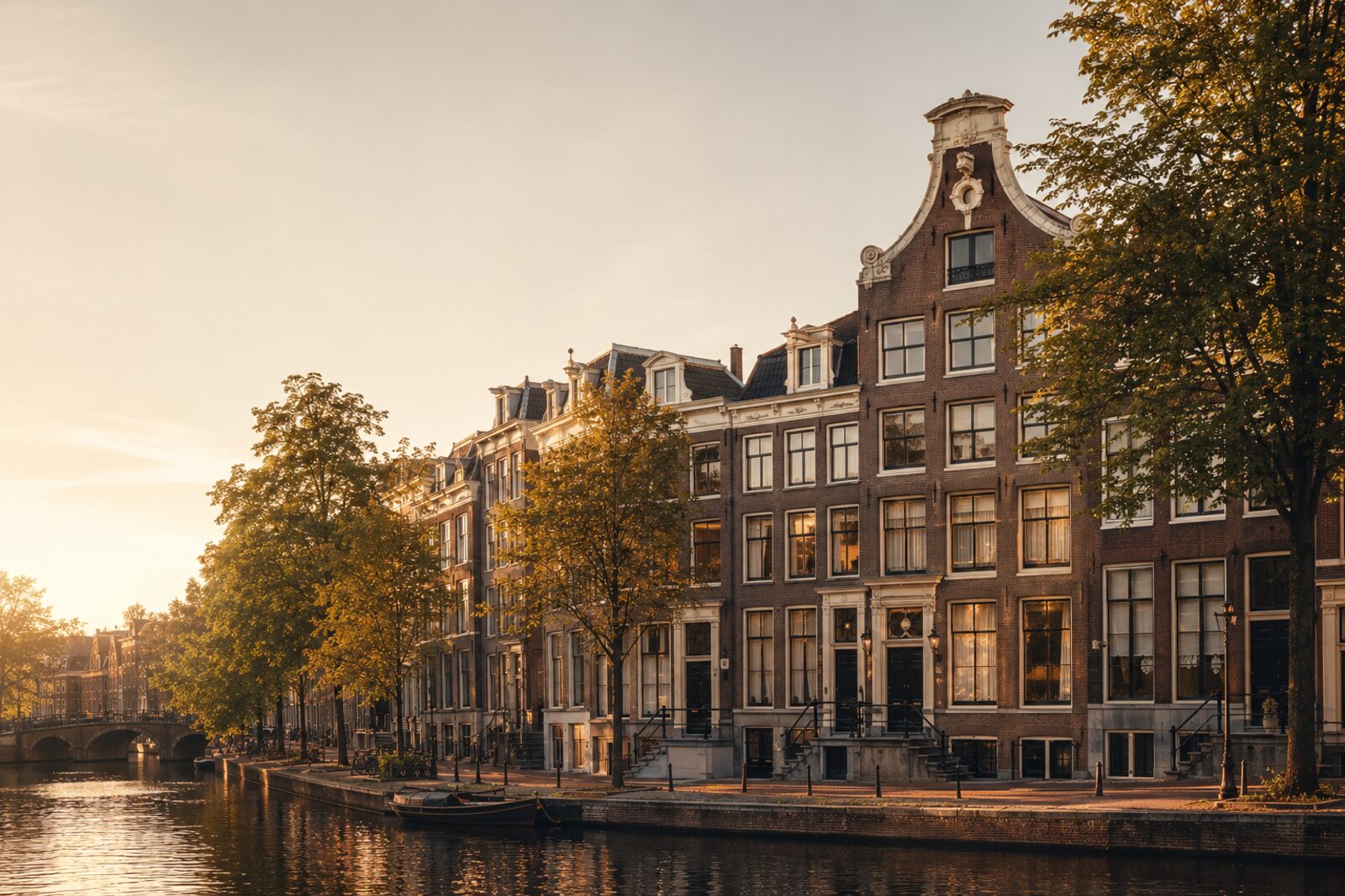 Grachtenpanden aan de Herengracht bij avondlicht
