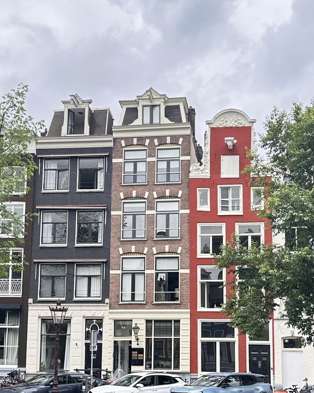 Grachtenpanden aan de Herengracht in Amsterdam, met in het midden nummer 142
